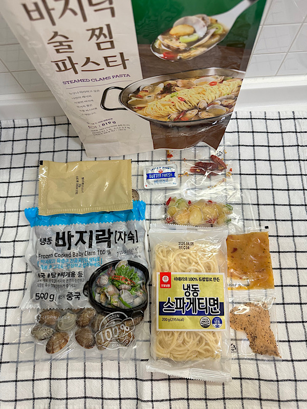 마켓컬리 바지락 술찜 파스타 밀키트 구성품 전체 펼쳐놓은 모습