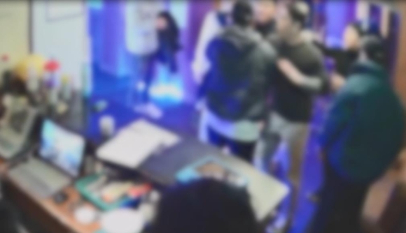 유흥주점에서 소화기를 분사하고 집단으로 폭력을 행사한 조직폭력배 6명이 검찰에 넘겨졌다. 사진은 영업 방해하는 MZ세대 조직폭력배의 모습. [사진=경북경찰청 제공 영상 캡처]