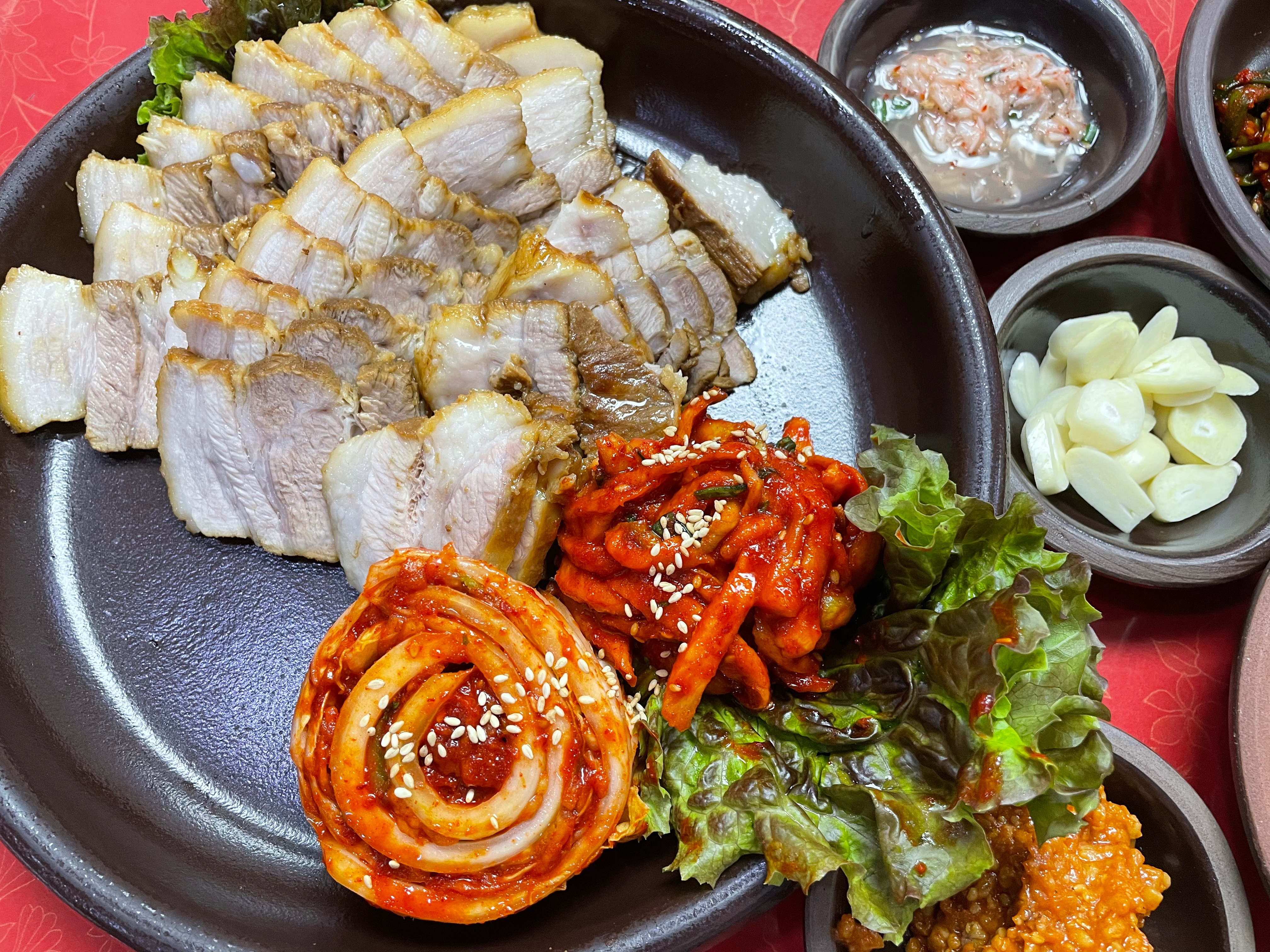 수원 망포 항아리보쌈 본점 보쌈과 둥글게 말아서온 김치 사진