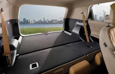 2025 액티언 하이브리드 뒷자석을 접어서 트렁크와 같이 넓게 자리를 만들어둔 모습