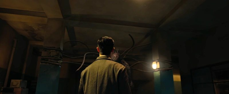 옹성병원의 크리처를 마주하고 있는 경성크리처의 박서준