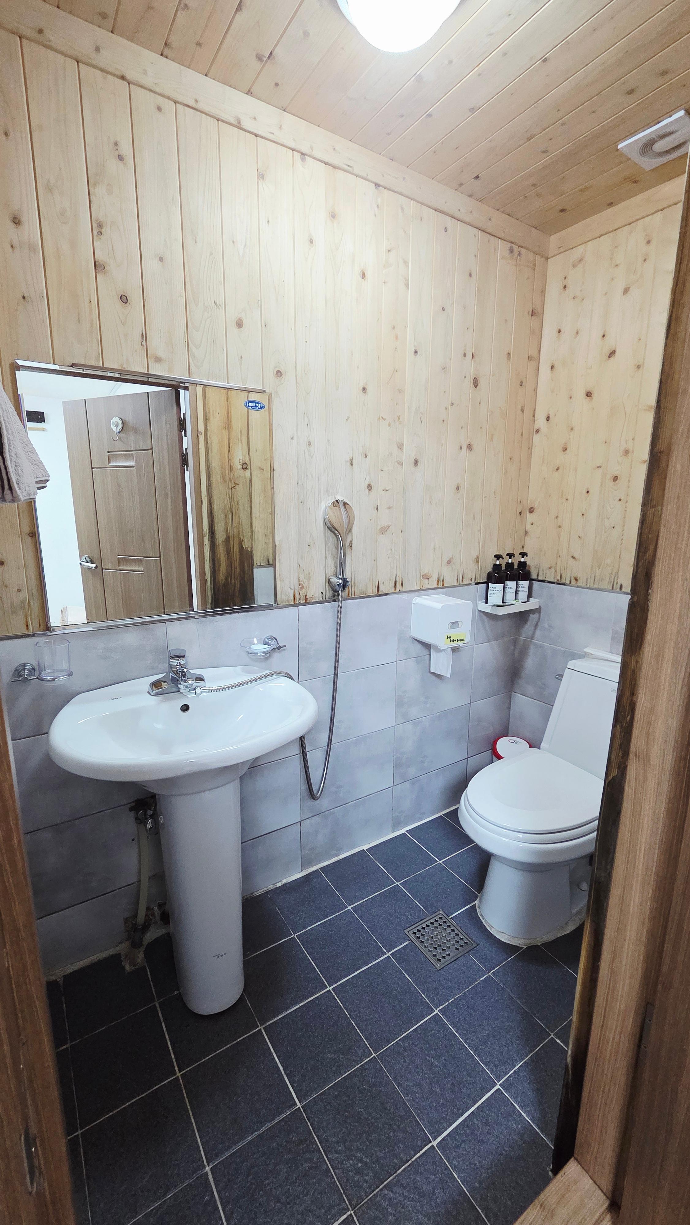 우리가 숙박한 동백꽃 방 내부 화장실 1