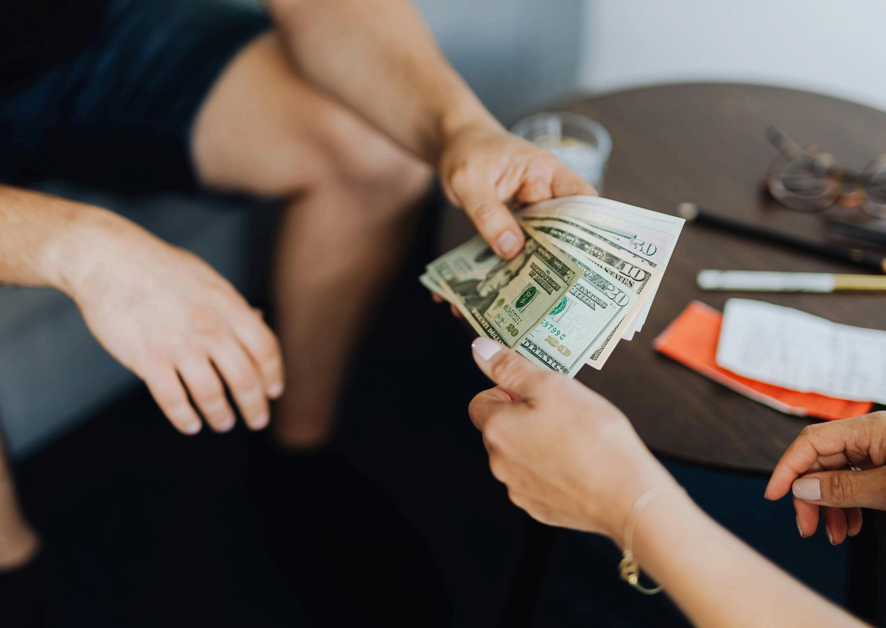 돈으로 마음을 사려는 나쁜 거래란?