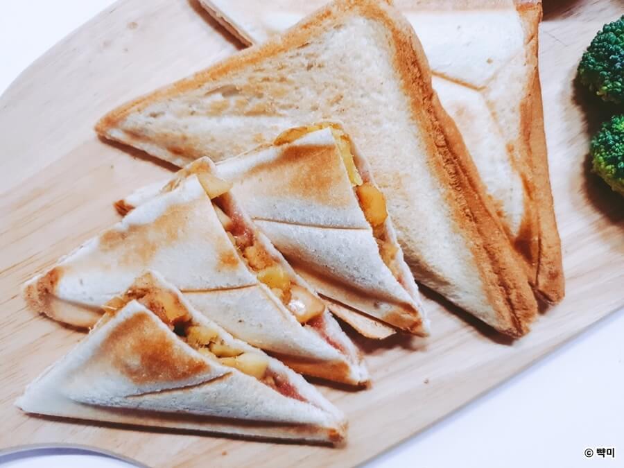 달콤하고 따끈하게 완성된 핫 샌드위치 요리