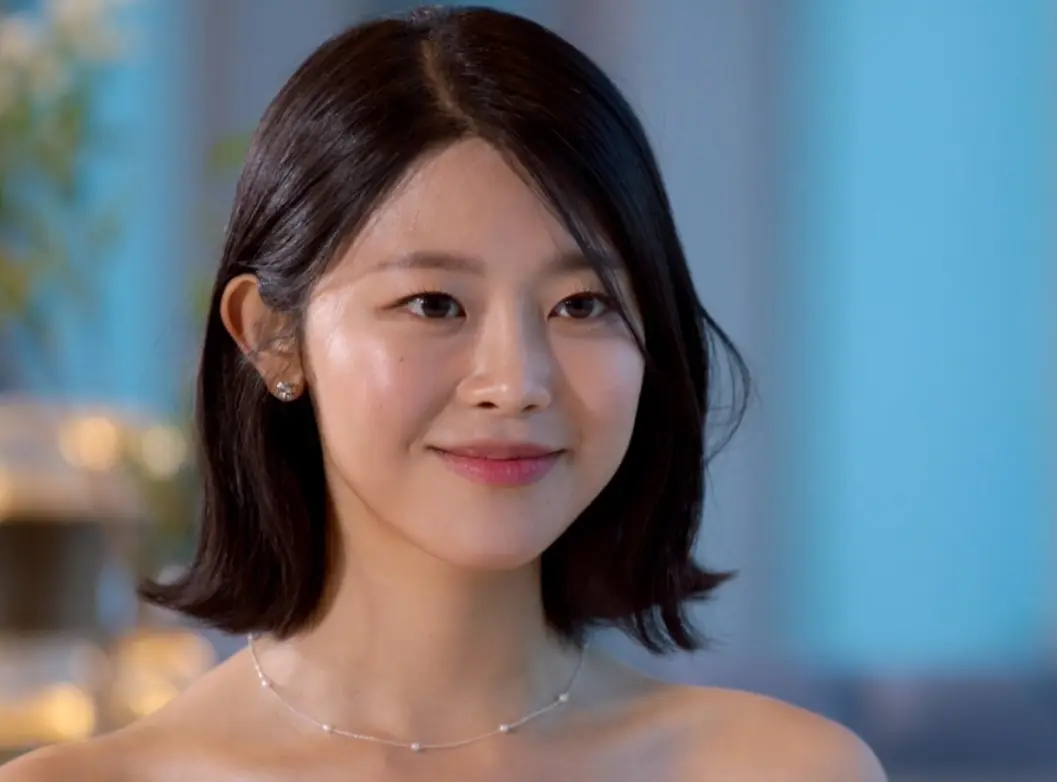 솔로지옥 3-
짧은 단발머리에 우측가르마를 타고 왼쪽얼굴을 살짝가린 머리카락 목에는 은색 목걸이를 하고 살짝 미소짓는 최혜선