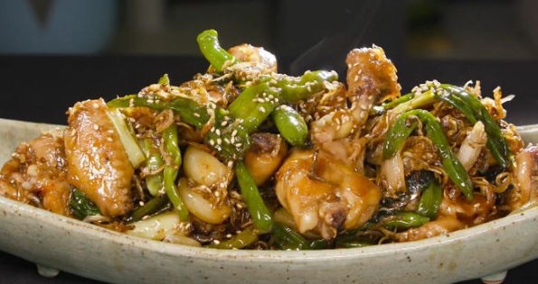 꽈리고추와 볶음용 잔멸치 치킨이 간장양념에 어울어져있다.