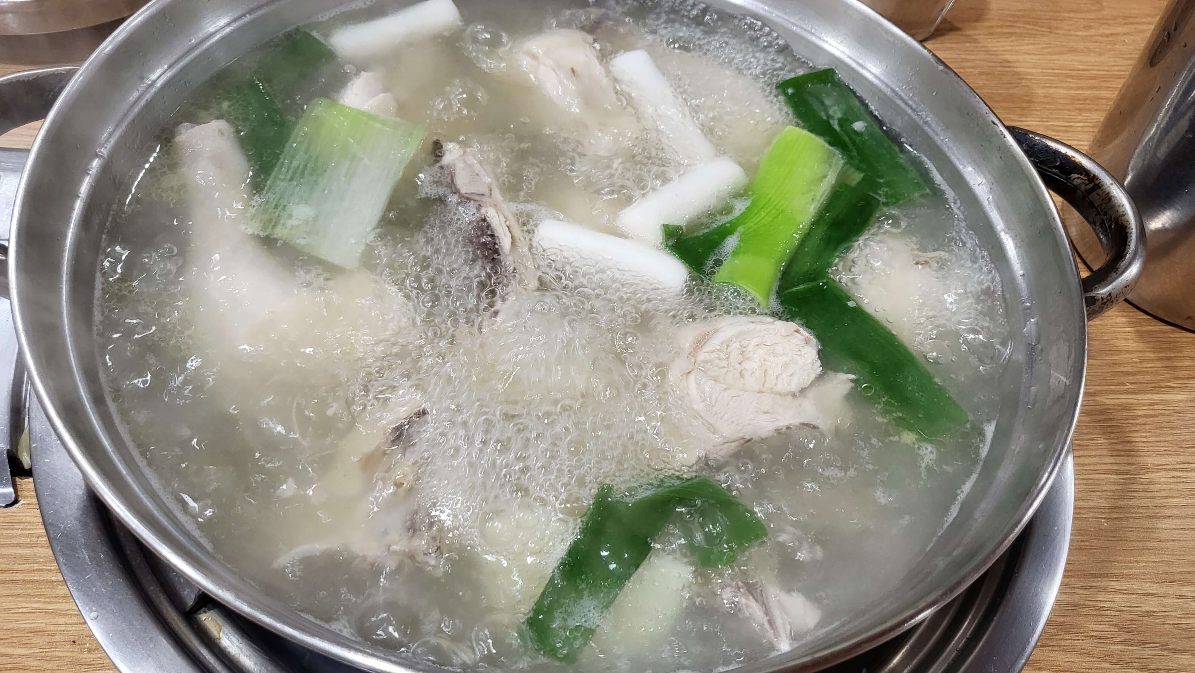 하얀 국믈의 닭한마리