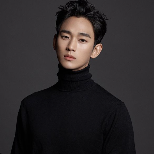 터틀넥 코디 김수현