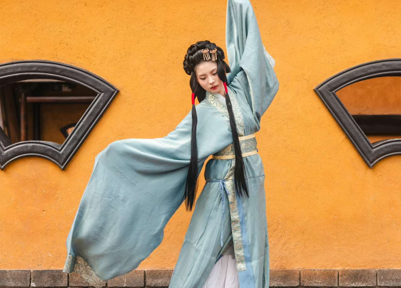 치파오를 입은 여성이 역동적인 포즈를 취하고 있다.