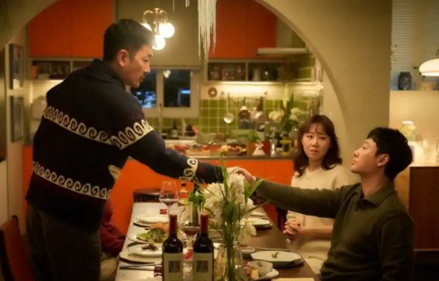 30회 부산국제영화제 공식 초청작 '윗집 사람들' 스틸컷