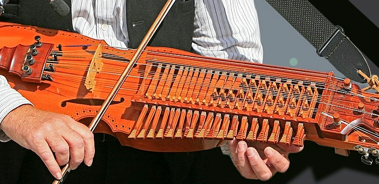 니켈하르파 연주 자세