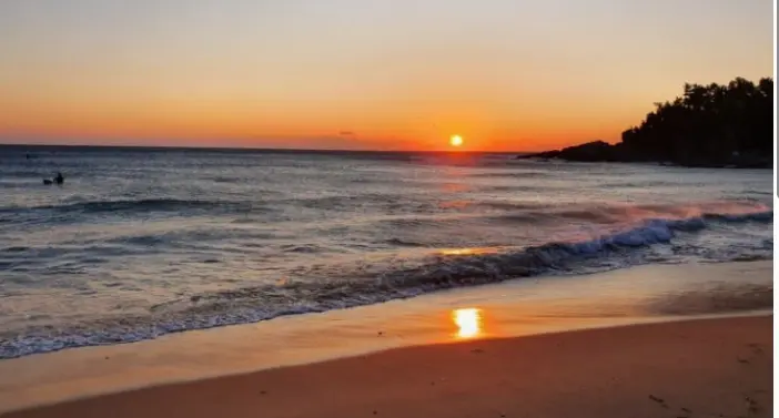 파도가 바위에 부딪혀 부서지는 모습이 장관을 연출