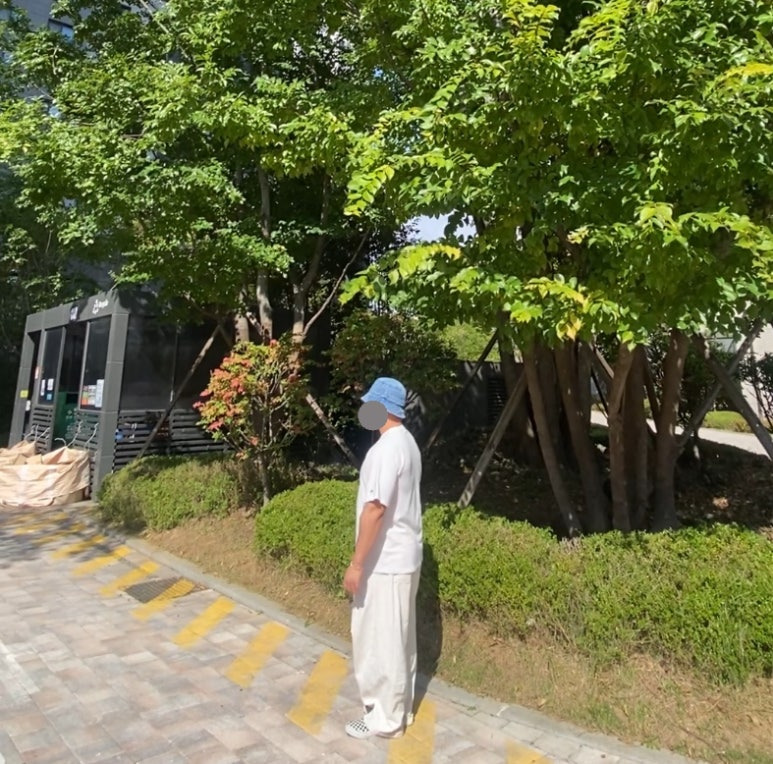 데일리룩('25. 10. 17.)루오에스펙 오버핏 벙거지 워싱 데님 라인 버킷햇, 어커버 오버핏 오버사이즈 티셔츠 반팔, 무신사스탠다드 무신사 데님와이드 벌룬팬츠, 반스 체커보드