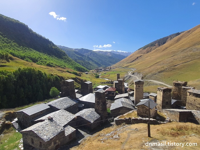 돌탑이 있는 언덕에서 본 전경