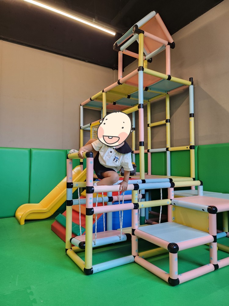 놀이 공간에서 노는 아이