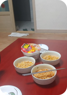 구룡포-주장절리와-해변이-바로-코앞인-명지펜/-주방시설도-완벽하게=--갖추어져-있다/-사기그릇에-컵라면-해먹기