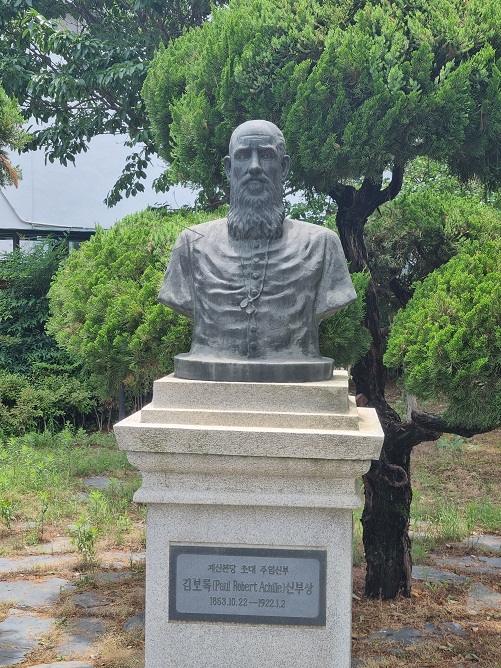 대구 계산동 주교좌성당 초대 주임사제 김보록 신부님 동상