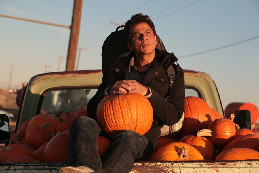 영화-내-이름은-칸-스틸컷-호박을-안고있는-남자