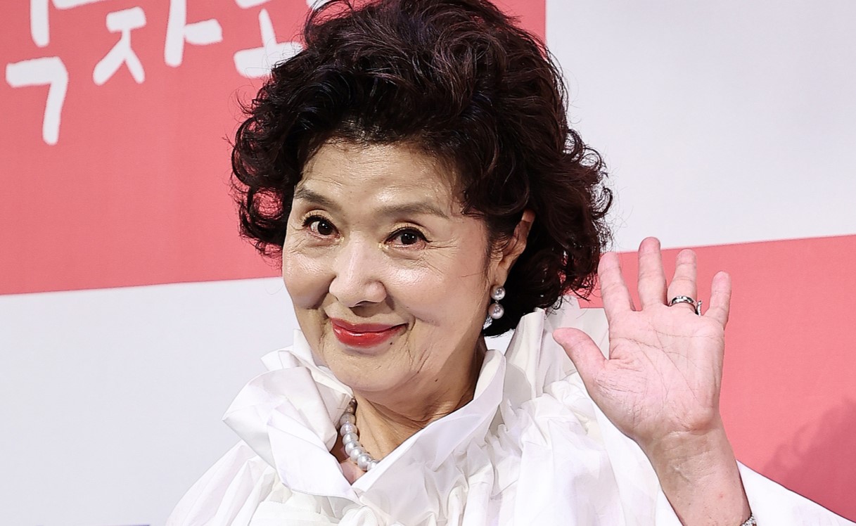 윤미라 제작발표회 흰 블라우스 인사