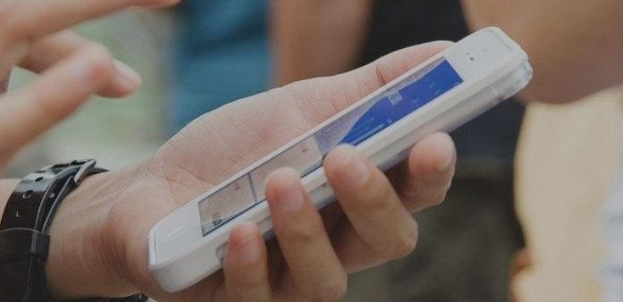 모바일에서 대출 비교하는 이미지