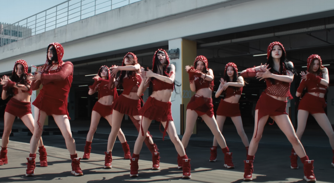 붉은 의상을 입고 춤을추는 맴버들