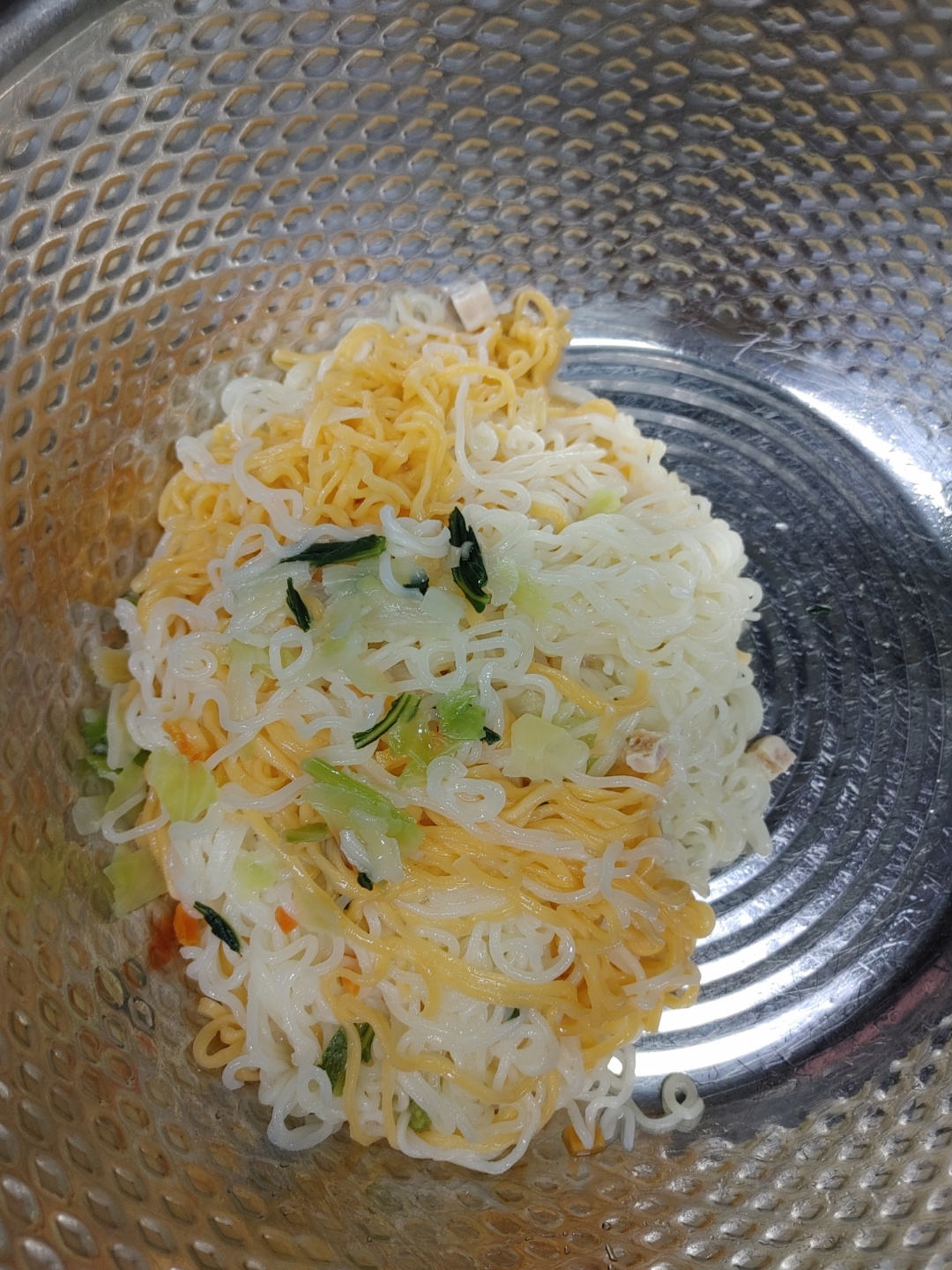 물기뺀 배홍동면과 샐러드누들면