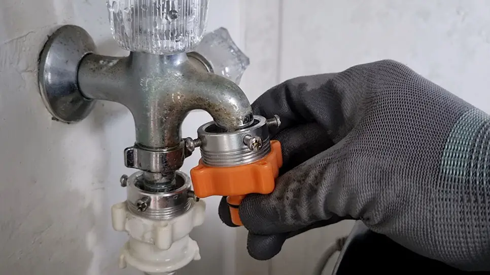 드럼세탁기 연결 부품 잘못 된 설치 모습