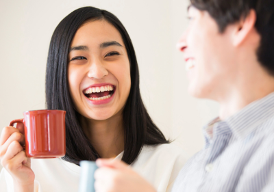 웃고 있는 여성과 남성
