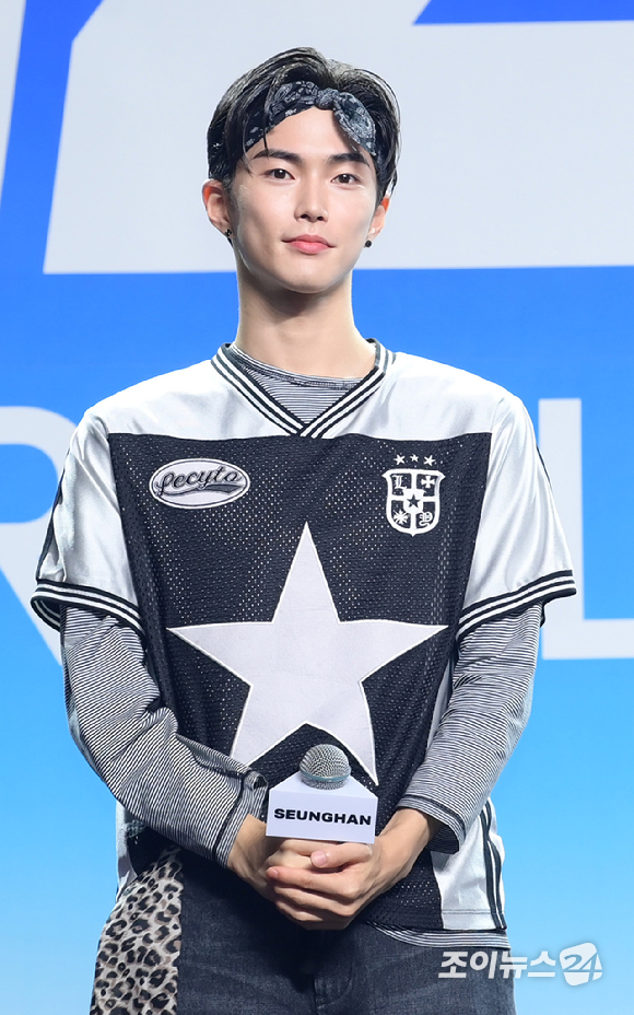 신인 그룹 라이즈(RIIZE) 승한이 4일 오후 서울 용산구 한남동 블루스쿼어에서 열린 라이즈 데뷔 앨범 쇼케이스 &#39;RIIZING DAY: RIIZE Press Premiere&#39;에 참석하고 있다. [사진=정소희 기자]