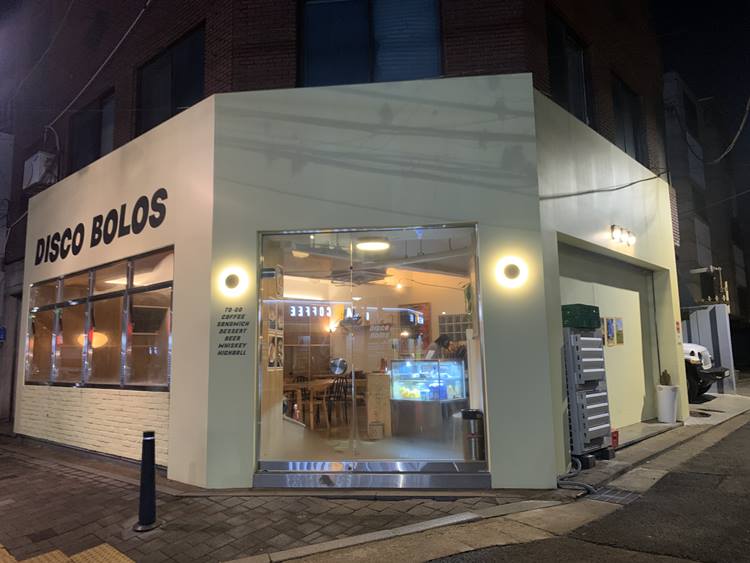 망원역 카페, 디스코볼로스 외관
