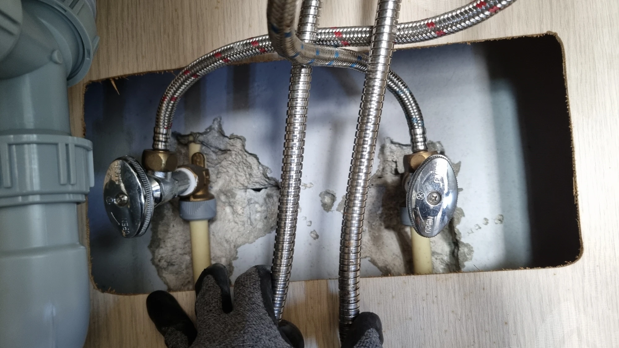 싱크대 수전 급수 호스 모습