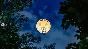 하늘에 뜬 서울달 사진