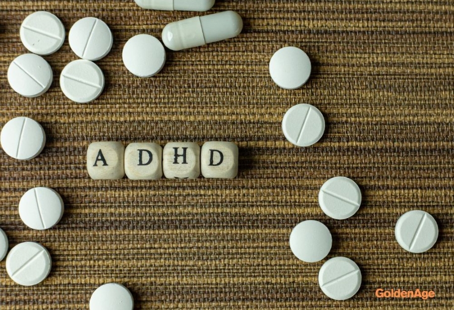 ADHD 약물 치료 - 흰색 알약들과 캡슐이 마 천 위에 놓여있고 가운데 나무 블록으로 'ADHD' 글자가 배열되어 있는 모습 via canva
