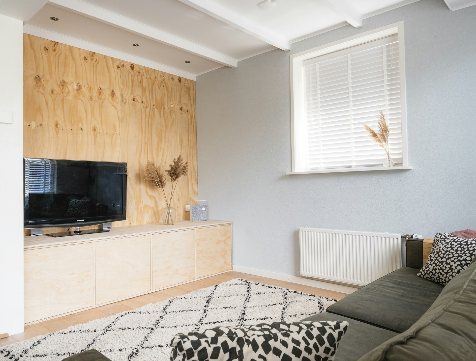 미니멀하게 정리된 깔끔한 자취방 인테리어