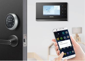 집안의 도어시스템을 스마트폰으로 컨트롤하는 IoT 기술의 예시를 나타낸 그림