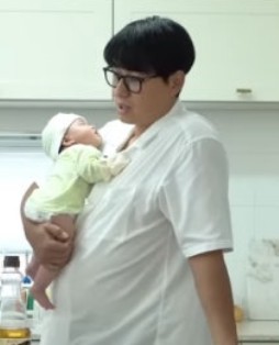 가수 이지훈 아기 안고 튀김 요리 시청자들 난리났다