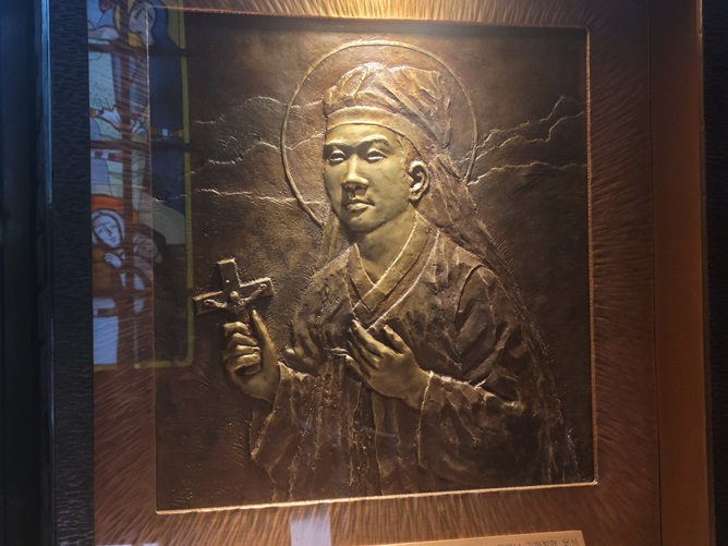 (사진은 청담동성당 주보성인인 성 유대철 베드로 성인 부조 작품입니다. 2층 대성전 출입문 맞은편에 있는 작품입니다.)