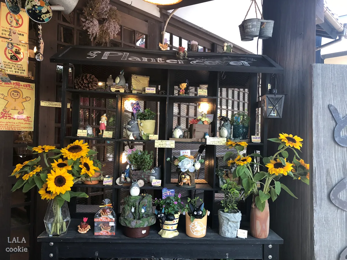 후쿠오카-유후인-토토로샵-동구리노모리-꽃과-피규어