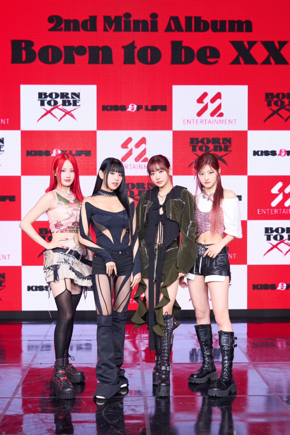 그룹 키스오브라이프(쥴리 나띠 벨 하늘)가 8일 서울 광진구 예스24라이브홀에서 열린 두 번째 미니 앨범 'Born to be XX' 발매 기념 쇼케이스에서 포즈를 취하고 있다. [사진=S2엔터테인먼트]