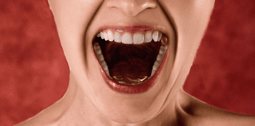 입을 크게 벌리고 있는 여자