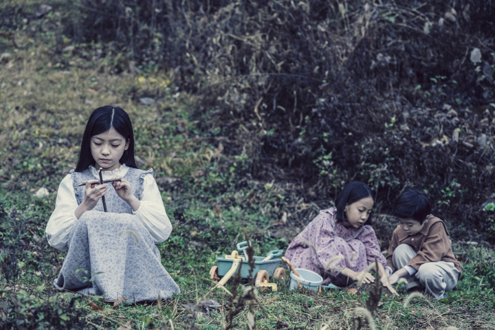 십자가를손에지고있는첫째딸