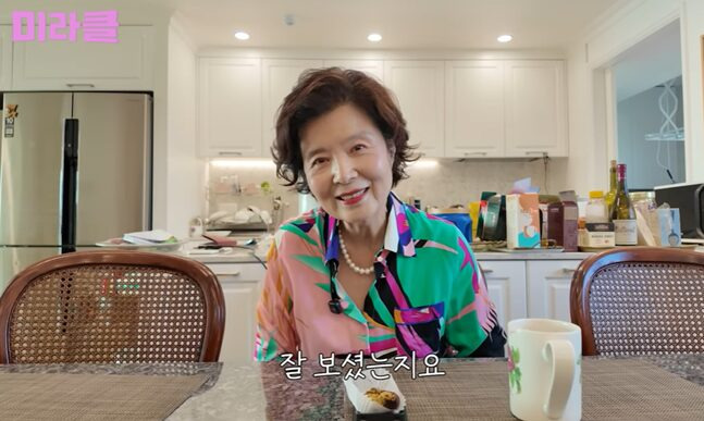 윤미라 색감 있는 블라우스로 식탁에 앉은 모습