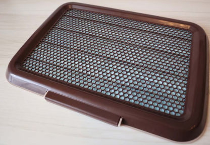 메쉬 커버가 있는 화장실.