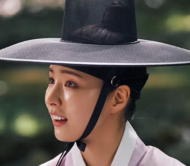 세작- 보라색 남자한복을 입고 갓을 쓰고 옆을 보며 미소짓는 신세경