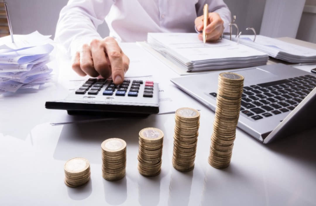 한 남성이 계산기를 두드리고 있다.