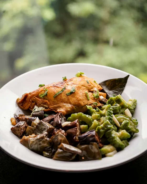 여주를-이용한-요리를-접시에-담은-사진