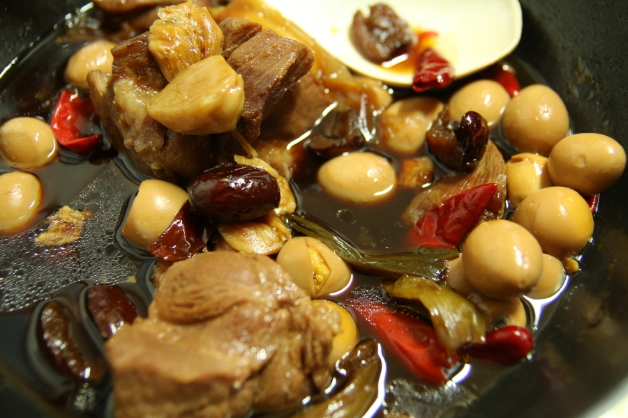 돼지고기 장조림 만드는 모습