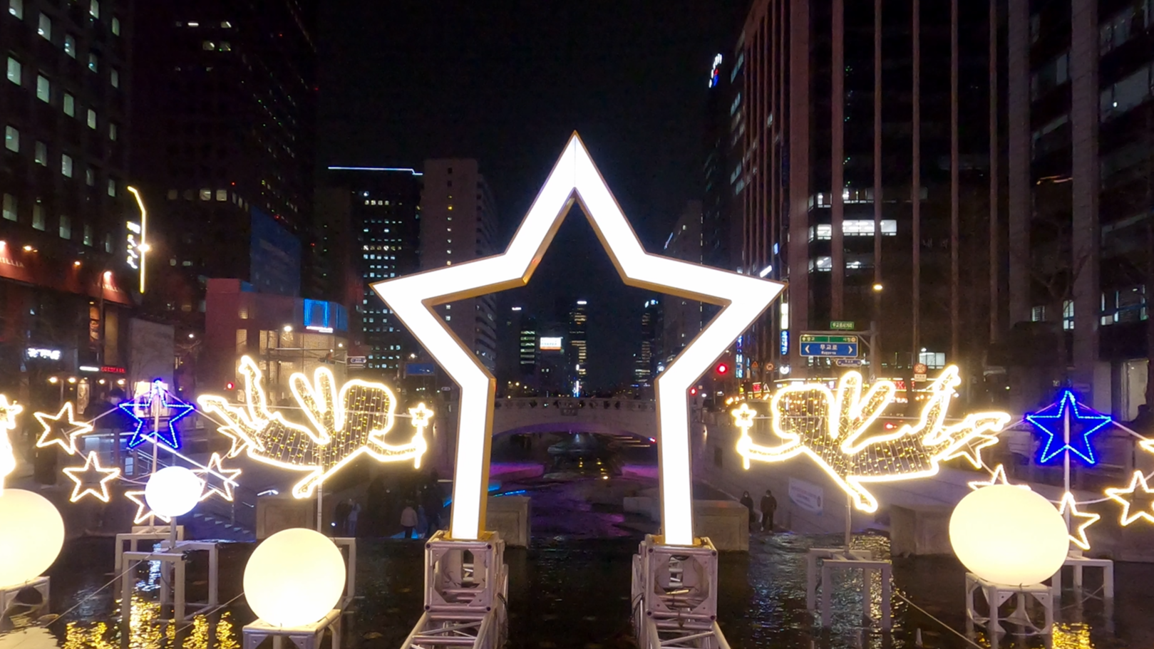 크리스마스 가볼 만한 곳인 청계광장의 모습이다.