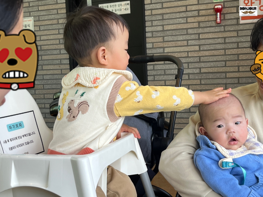 20개월 형아와 4개월 동생 함께 있는 가족 모습