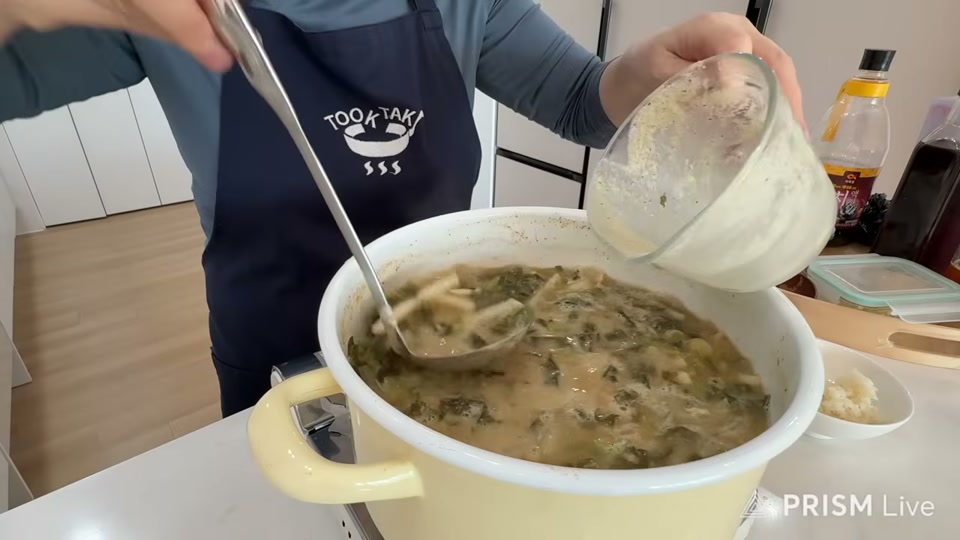 생콩가루와 들깨가루 갠 물을 붓는 장면